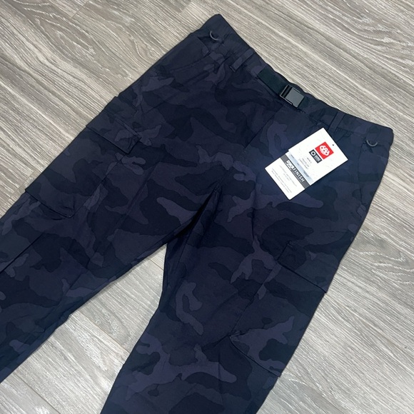 686 Traveler Cargo Pants. Size L. NWT. Black camo. - Picture 2 of 8